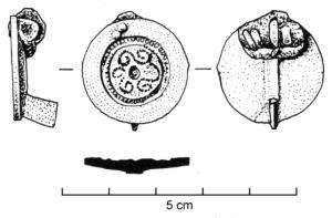 FIB-4512 - Fibule circulaire à décor estampé
bronze
TPQ : 1 - TAQ : 250
Fibule circulaire plate, avec en général sur le pourtour un assez large méplat lisse ; au centre, décor de type généralement radié, sur feuille de tôle estampée.