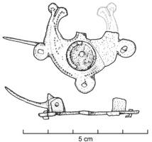 FIB-4521 - Fibule géométrique plate
bronze
TPQ : 40 - TAQ : 70
Fibule plate, dont la charnière disposée au revers comporte deux plaquettes coulées reliées par un axe en fer. Variante en forme de pelte, dont le pourtour externe s'inscrit dans un cercle, les pointes ornées de petits fleurons et trois disques sur le pourtour externe; décor poinçonné avec au centre des cercles concentriques avec un motif perlé, ainsi qu'un cabochon central incrusté.