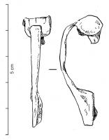 FIB-4552 - Fibule Feugère 6a
bronze
TPQ : 10 - TAQ : 70
Fibule à ressort bilatéral à 4 spires, corde interne, dont le porte-ardillon est le plus souvent plein, quelquefois percé voire ajouré, de forme plus souvent trapézoïdale que triangulaire; arc rubanné, peu épais, de forme triangulaire, orné d'incisions ou motifs estampés.