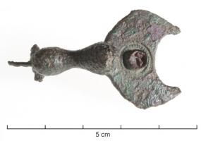 FIB-4558 - Fibule zoomorphe sur pelte : lion
bronze
TPQ : 50 - TAQ : 120
Fibule constituée d'une petite figurine de lion, la tête redressée  et les pattes antérieures posées sur une pelte à extrémités en fleurons.