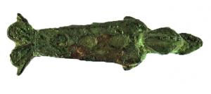 FIB-4565 - Fibule zoomorphe : poisson
bronze
TPQ : 60 - TAQ : 260
Fibule au corps plat, creusé d'une succession de loges d'émail losangiques; queue en éventail, également émaillée; la tête est en ronde bosse et présente le museau allongé d'un dauphin.