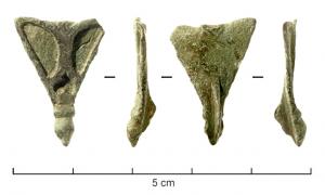 FIB-4588 - Fibule zoomorphe : cigale
bronze
TPQ : 150 - TAQ : 300
Fibule zoomorphe (cigale?) émaillée, l'arc de forme triangulaire est creusé de trois loges émaillées disposées en éventail; bouton mouluré plat à la pointe, tête à l'emplacement du pied de la fibule; à la tête de l'arc, évasement recouvrant le système d'articulation à ressort monté entre deux plaquettes.