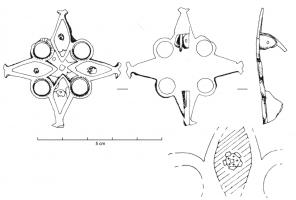 FIB-4589 - Fibule circulaire émaillée 
bronze
TPQ : 150 - TAQ : 260
Fibule de composition rayonnante, sur plan carré : quatre disques ajourés séparés par 4 pétales émaillés.