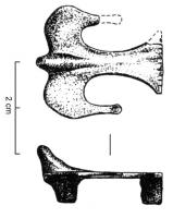 FIB-4596 - Fibule zoomorphe : oiseau
bronze
TPQ : 150 - TAQ : 300
Fibule zoomorphe non émaillée, sans décor circulaire sur les ailes, en forme d'oiseau aux ailes déployées, ailes et queue plates nettement dégagées, la tête redressée.
