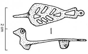 FIB-4629 - Fibule zoomorphe : oiseau
bronze
TPQ : 100 - TAQ : 300
Le corps du volatile est plat mais la tête seule est en ronde-bosse, le corps  couvert de logettes d'émail arangées en chevrons.