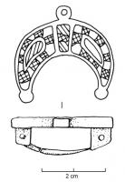 FIB-4630 - Fibule émaillée
bronze
TPQ : 150 - TAQ : 260
Fibule en forme de croissant aux pointes bouletées, accosté d'un anneau; la surface est couverte d'émeaux.