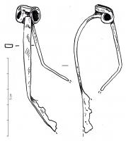FIB-4635 - Fibule à arc non interrompu
fer
TPQ : 1 - TAQ : 40
Type à arc plat non interrompu, effilé, coudé à la tête, de section rectangulaire; ressort à 4 spires, corde externe, sans griffe ; porte-ardillon ajouré; pas de bouton sur le pied.