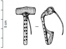 FIB-4639 - Fibule à arc non interrompu, décor niellé
bronze
TPQ : 1 - TAQ : 100
Fibule à arc non interrompu, coudé à la tête puis rectiligne, de section épaisse, losangique parfois adouci sur le dessus; couvre-ressort cylindrique; porte-ardillon trapézoïdal, percé, ajouré ou fenestré. Variante avec un décor niellé constitué de petits triangles juxtaposés de chaque côté de l'arc.