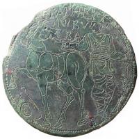 FIB-4644 - Fibule discoïdale à décor gravé
bronze
TPQ : 75 - TAQ : 200
Disque plat, étamé, portant un décor gravé et poinçonné de type figuratif, éventuellement accompagné d'inscriptions : cheval de course vainqueur, buste de femme, Epona...