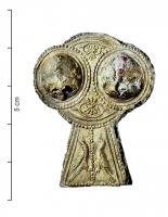 FIB-4655 - Fibule à décor estampé
bronze
TPQ : 15 - TAQ : 75
Fibule à queue de paon, sans arc et à charnière sur plaquettes; décor en feuille estampée sur toute la surface; le disque est recouvert de deux motifs en calotte avec des visages de face, séparés par des palmettes; sur le pied en queue de paon, deux oiseaux se font face; bordures perlées.