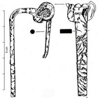 FIB-4692 - Fibule à arc plat, type F.4a1b
fer
TPQ : -60 - TAQ : 10
Fibule à arc plat, très tendu, ressort à 4 spires et corde interne; porte ardillon plein, de forme trapézoïdale, plus ou moins effilée.