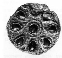 FIB-4701 - Fibule circulaire à cabochons
bronze
TPQ : 200 - TAQ : 300
Fibule discoïde couverte d'une fine tôle ornementale estampée (all.