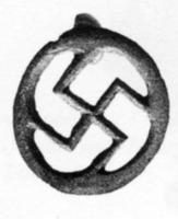 FIB-4705 - Fibule en forme de svastika (Böhme 1210)
bronze
TPQ : 200 - TAQ : 300
Bronze plate en forme de svastika (croix gammée) inscrite dans un cercle; au revers, ressort monté sur plaquette. Les bords peuvent être droits, ou chanfreinés.