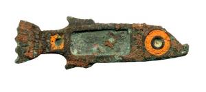 FIB-4768 - Fibule zoomorphe : poisson
bronze
TPQ : 100 - TAQ : 260
Fibule plate en forme de poisson schématisé, le corps creusé d'une unique loge émaillée, avec parfois une loge supplémentaire avant la nageoire caudale ; l'oeil est indiqué par un disque lui aussi émaillé.