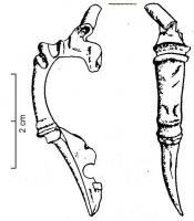 FIB-4770 - Fibule à charnière
bronze
TPQ : 40 - TAQ : 80
Fibule à charnière dont la partie centrale de l'arc, plus ou moins trapézoïdale, porte un décor excisé ou poinçonné; moulures entre les différentes parties de l'arc ; bouton terminal et porte-ardillon perforé.