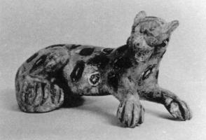 FIB-4783 - Fibule zoomorphe : panthère
bronze
TPQ : 100 - TAQ : 400
Fibule représentant en ronde-bosse une panthère couchée, la tête tournée vers la droite; le pelage tacheté est indiqué des des inclusions d'argent; fibule à ressort.