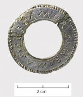 FIB-4811 - Fibule en forme de lettre : O
bronze
TPQ : 50 - TAQ : 200
Fibule en forme de couronne, dessinant la lettre O, et portant une inscription pointillée; guillochis sur le pourtour; étamée.