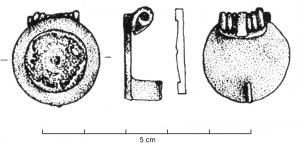 FIB-4837 - Fibule discoïdale à bandeau
bronze
TPQ : 150 - TAQ : 225
Fibule circulaire, avec sur le pourtour une bande lisse en léger relief ; intérieur lisse à l'exception parfois d'un bouton central. Ce médaillon recevait à l'origine un décor rapporté en tôle estampée, fixé par brasure. Articulation variable : charnière, ou ressort sur axe et plaquette unique.
