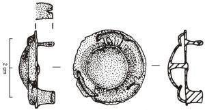 FIB-4847 - Fibule discoïdale
bronze
TPQ : -10 - TAQ : 250
Fibule circulaire non émaillée, formée d'un disque plat sur lequel est riveté une applique formée d'un bandeau périphérique en relief autour d'une calotte centrale bombée.