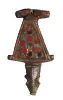FIB-4854 - Fibule émaillée
bronze
TPQ : 100 - TAQ : 150
Fibule composée d'un triangle sur pointe vers la charnière, occupé par un semis de pastilles de verre dans une loge d'émail; pied en forme de tête animale schématique (pas un reptile).
