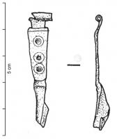 FIB-4857 - Fibule à charnière, décor d'ocelles
bronze
TPQ : 10 - TAQ : 200
Fibule à charnière repliée vers l'extérieur, arc bipartite : la partie supérieure est plate et ornée d'un alignement d'ocelles; la partie inférieure est lisse, terminée par un bouton. Etamage.
