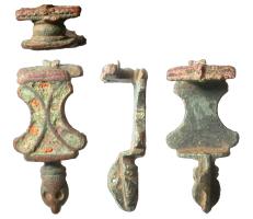 FIB-4867 - Fibule émaillée
bronze
TPQ : 100 - TAQ : 300
Fibule (peut-être symétrique), dont l'arc est composé de deux peltes émaillées adossées; pied en forme de tête de reptile très simplifiée.