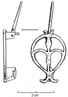 FIB-4875 - Fibule géometrique plate
bronze
TPQ : 40 - TAQ : 80
Fibule à charnière constituée au revers de 2 plaquettes reliées par un axe en fer; l' arc plat en forme de goutte, la pointe terminée par un fleuron, est entièrement ajouré avec un motif en fleur de lis.
