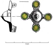 FIB-4877 - Fibule symétrique émaillée
bronze
TPQ : 100 - TAQ : 150
Fibule comportant au revers une charnière composée de deux plaquettes reliées par un axe en fer; son corps en forme de dôme, est surmonté d'une excroissance conique; il possède une base perlée à laquelle 4 loges circulaires émaillées viennent se fixer; excisions sur le bord externe du porte-ardillon.