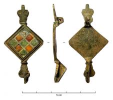 FIB-4885 - Fibule symétrique émaillée
bronze
TPQ : 120 - TAQ : 250
Fibule symétrique émaillée, avec un  corps central losangique (parfois accosté de disques émaillés aux quatre angles), divisé en quatre ou neuf loges d'émail losangiques, encadré de deux appendices moulurés, symétriques, à têtes de reptiles.