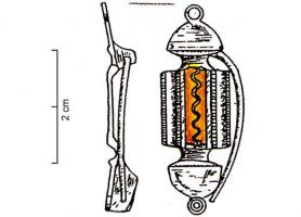 FIB-4895 - Fibule symétrique émaillée
bronze
TPQ : 100 - TAQ : 300
Fibule symétrique dont l'arc est composé d'une plaque rectangulaire longitudinale, creusée d'une loge émaillée avec ligne ondée centrale; la tête et le pied sont constitués de plaques semi-circulaires, prolongées par des disques ocellés.