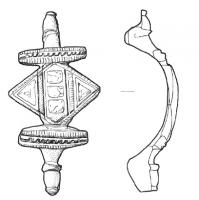 FIB-4896 - Fibule symétrique émaillée
bronze
TPQ : 100 - TAQ : 150
Fibule symétrique à partie centrale losangique sur pointe, creusée et entièrement émaillée, de 3 rectangles superposés dans l'axe de la fibule, entre 2 triangles pointés latéraux. La symétrie est assurée par 2 barrettes transversales ornées d'une ligne ondulée, et prolongées par des boutons moulurés.