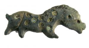 FIB-4908 - Fibule zoomorphe : sanglier
bronze
TPQ : 100 - TAQ : 150
Fibule en forme de sanglier courant à droite; le corps est couvert de pastilles d'émail, l'arrière-train marqué d'une incision transversale; trois pattes sont figurées; charnière montée sur deux plaquettes au revers.
