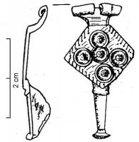 FIB-4910 - Fibule à décor oculé
bronze
TPQ : 40 - TAQ : 150
Fibule à arc formé d'une plaque losangique, décor cerclé; le plus souvent deux lignes excisées séparent ce support en quartiers, chaque division étant marquée en son centre par un ocelle ou un décor poinçonné; il arrive que ces quartiers soient absents.