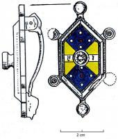 FIB-4926 - Fibule symétrique émaillée
bronze
TPQ : 150 - TAQ : 260
Fibule à arc de forme hexagonale, à côtés obliques, orné au sommet d'un décor rayonnant et d'un bouton central émaillés; chaque angle comporte un disque ocellé ou émaillé.