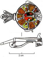 FIB-4929 - Fibule zoomorphe : oiseau
bronze
TPQ : 150 - TAQ : 300
Fibule zoomorphe émaillée dont l'arc est un cercle à decor rayonnant composé de loges trapézoïdales; la queue en éventail comporte des incisions en arc de cercle et est percée d'un trou; le tête est traitée en ronde-bosse