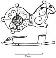 FIB-4930 - Fibule zoomorphe
bronze
TPQ : 30 - TAQ : 100
Fibule constituée d'une plaque circulaire, avec trois protuberances latérales, et un décor central poinçonné autour de cercles concentriques; à cette plaque est accolé un protome d'animal; décors de volutes ponctuées sur toute la surface.