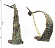 FIB-4944 - Fibule d'Alésia (ou Aucissa précoce) MVNATI
bronze
TPQ : -50 - TAQ : -25
Fibule de type Alésia (arc triangulaire plat, pied redressé avec décor transversal sur le pied perforé), dont l'arc moulé porte une inscription en relief : MVNATI, parfois précédée d'un signe associant un croissant et une étoile (boucle de ceinture ?).