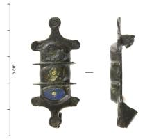 FIB-4999 - Fibule symétrique émaillée
bronze
TPQ : 150 - TAQ : 250
Fibule dont l'arc est composé d'une série de trois loges émaillées ovales juxtaposées, séparées par des barettes transversales; les loges des extrémités, possèdent des disques latéraux ocellés, et sont prolongées par des cônes à bords convexes, puis des disques également ocellés.