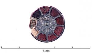 FIB-5180 - Fibule cloisonnée discoïde type Vielitz E4argent, orTPQ : 520 - TAQ : 610Fibule cloisonnées avec grenats sous forme de cellules rayonnantes et plaque centrale repoussée de motifs symétriques, quadriparties ou cruciformes.