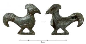 FIB-5186 - Fibule zoomorphe : coqbronzeTPQ : 300 - TAQ : 500Broche plate figurant un coq à droite, barre entre les pattes pour figurer le sol; détails incisés sur le corps; crête sur la tête ; la queue retombe en panache vers l'arrière; au revers, articulation à charnière entre deux plaquettes coulées.