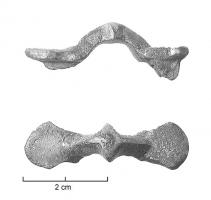 FIB-5207 - Fibule symétrique anséebronzeTPQ : 650 - TAQ : 700Extrémités scutiformes. Arc de section triangulaire sommé par une table en losange disposé transversalement (avec peut-être ocelle au centre ?). Charnière constituée de 2 plaquettes.
