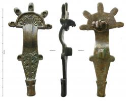 FIB-5263 - Fibule digitée, type Hahnheim, var. occidentalebronzeTPQ : 550 - TAQ : 600Fibule à tête hémi-circulaire, ornée sur le pourtour de 5 digitations; décor excisé en une ou deux zones concentriques sur la tête; arc plat, généralement creusé de cannelures parallèles; pied trapézoïdal à décor excisé, souvent orné de disques au contact de l'arc; pied zoomorphe; l'articulation consiste en un ressort en fer monté sur une seule plaquette coulée; porte-ardillon réduit, sous le départ du pied.