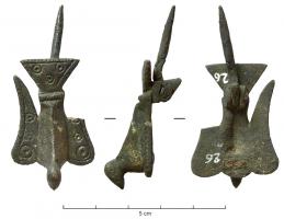 FIB-5266 - Fibule zoomorphe : oiseaubronzeTPQ : 500 - TAQ : 800Broche en forme d'oiseau aux ailes déployées, avec seulement le corps et la tête redressée en ronde-bosse, le reste plat : ailes en forme de gouttes et queue triangulaire, décor de cercles ocellés.