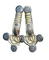 FIB-5293 - Fibule digitéeargentTPQ : 450 - TAQ : 500Fibule digitée à 3 cercles autour de la tête hémicirculaire, ornée d'un décor géométrique incisé avec deux spirales ; incisions transversales sur le pied.