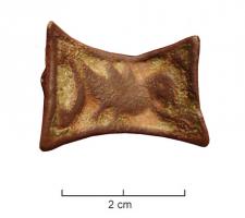 FIB-6052 - Fibule rectangulaire émailléebronzeTPQ : 800 - TAQ : 950Fibule rectangulaite comportant des côtés concaves; sur la face antérieure, motif zoomorphe (oiseau).