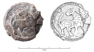 FIB-6056 - Fibule discoïde : monstre à tête retournéebronze, argentTPQ : 900 - TAQ : 950Broche plate, dont la surface externe est profondément ciselée pour dégager un quadrupède (ici à droite), tête retournée en arrière (ici vers la gauche), dans une double bordure de points; corps également couvert de points ; au revers, ressort monté sur une bélière perpendiculaire à l\'axe de l\'ardillon, porte-ardillon très réduit, en crochet.