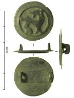 FIB-6058 - Fibule discoïde : monstre à tête retournéebronzeTPQ : 900 - TAQ : 950Broche plate, dont la surface externe est profondément ciselée pour dégager un quadrupède (ici à droite), tête retournée en arrière (ici vers la gauche), dans une bordure lisse: au revers, ressort monté sur une bélière perpendiculaire à l'axe de l'ardillon, porte-ardillon très réduit, en crochet.