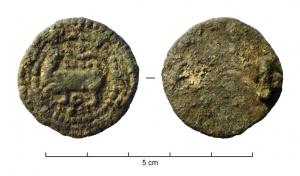 FIB-6061 - Fibule discoïde : monstre à tête retournéebronzeTPQ : 900 - TAQ : 950Broche plate, dont la surface externe est profondément ciselée pour dégager un quadrupède (ici à gauche), tête retournée en arrière (ici vers la droite), dans une bordure à triple grènetis ; au revers, ressort monté sur une bélière perpendiculaire à l'axe de l'ardillon, porte-ardillon très réduit, en crochet.