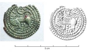 FIB-6063 - Fibule discoïde : monstre à tête retournéebronzeTPQ : 900 - TAQ : 950Broche plate, dont la surface externe est profondément ciselée pour dégager un quadrupède (ici à gauche), tête retournée en arrière (ici vers la droite), dans une bordure à triple grènetis ; au revers, ressort monté sur une bélière perpendiculaire à l\'axe de l\\\'ardillon, porte-ardillon très réduit, en crochet.