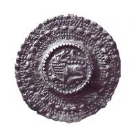 FIB-6065 - Fibule discoïde : monstre à tête retournéebronzeTPQ : 900 - TAQ : 950Broche plate, dont la surface externe est profondément ciselée pour dégager un quadrupède (ici à gauche), tête retournée en arrière (ici vers la droite), dans une large bande constituée de plusieurs cercles concentriques de grènetis, gros et fins; au revers, ressort monté sur une bélière perpendiculaire à l'axe de l'ardillon, porte-ardillon très réduit, en crochet.